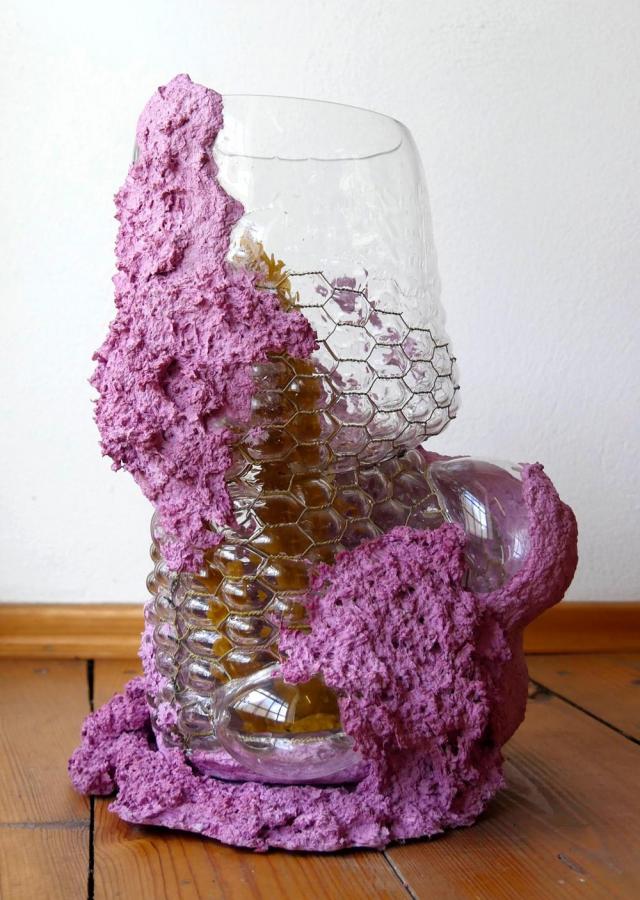 Michaela Kachtíková, Tělesná schránka, sklo, papírmaše, vosk, 40 x 24 x 22 cm - do 06/2024