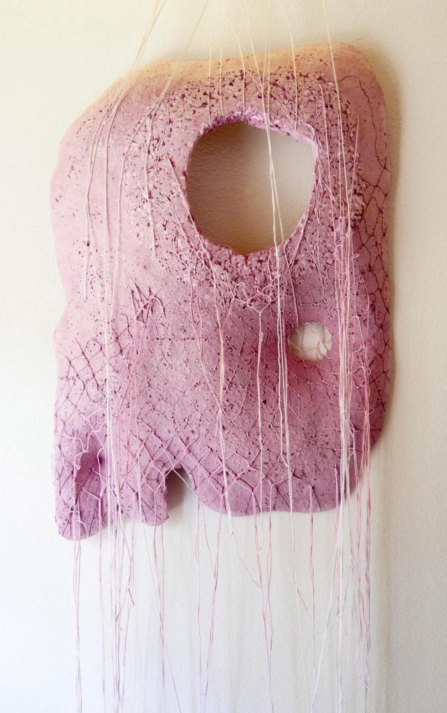Michaela Kachtíková, Vtisk těla, papírmaše, provázky, 87 x 65 x 8 cm - do 06/2024