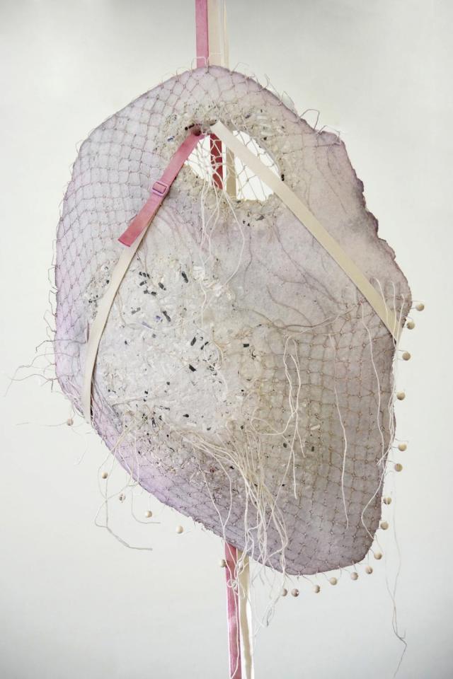 Michaela Kachtíková, Projevené má odraz v neprojeveném 2., papírmaše, provázky, 75 x 60 x 10 cm - do 06/2024