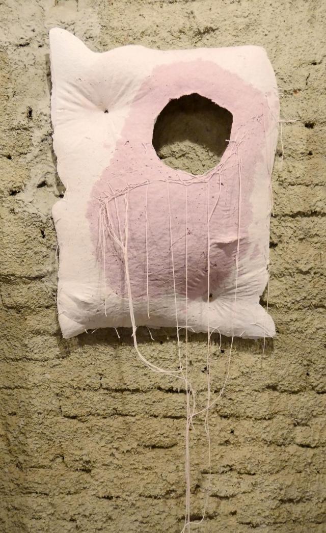 Michaela Kachtíková, Otisk těla, papírmaše, provázky, 90 x 60 x 10 cm - do 06/2024