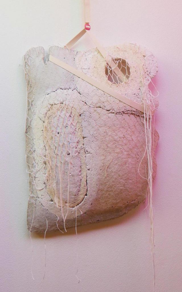Michaela Kachtíková, Paper flow 2., papírmaše, provázky, popruhy, přezky, 67 x 50 x 9 cm - do 06/2024